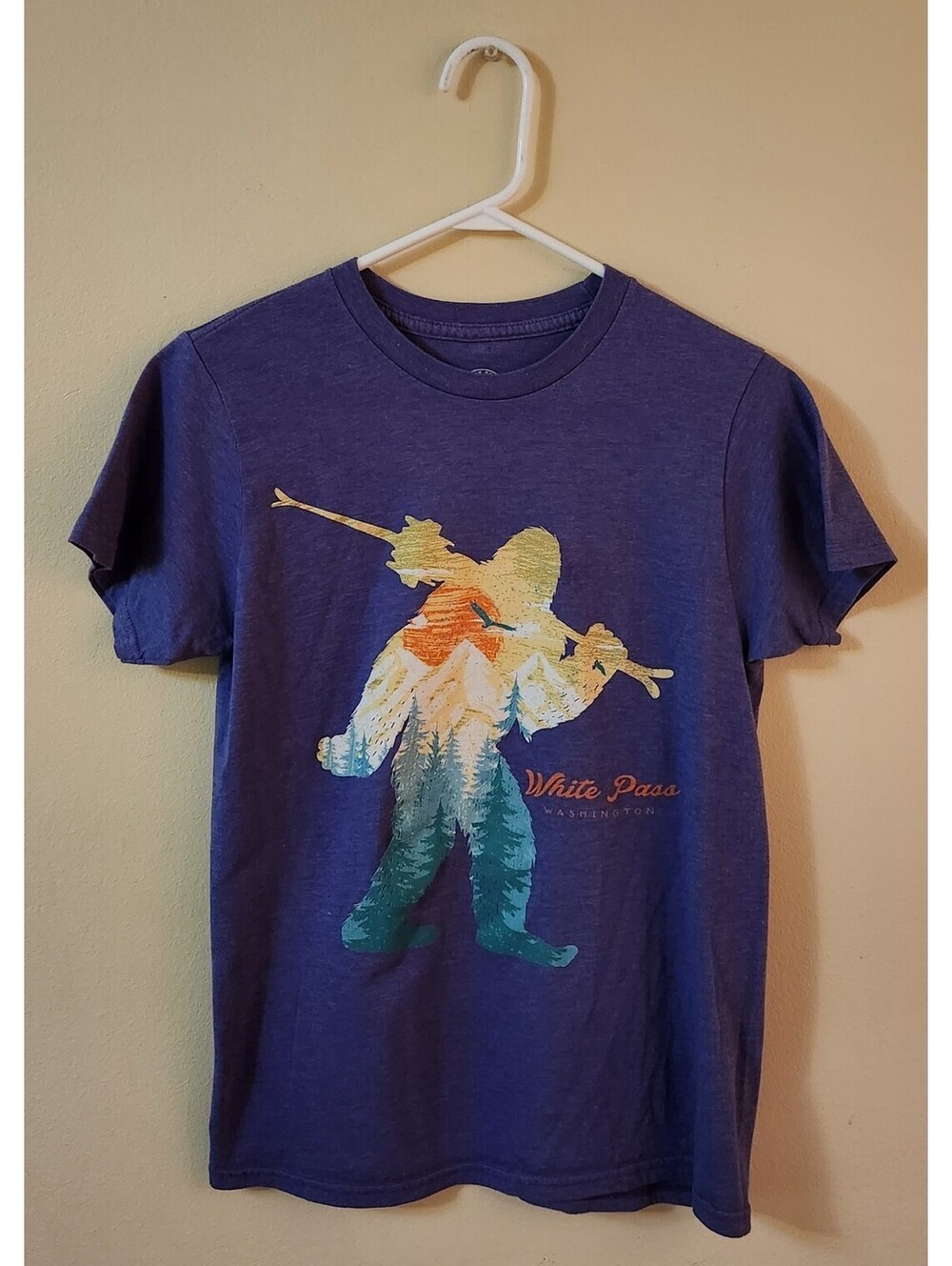 White Pass Washington Bigfoot Skiing T-Shirt Men's Small Sasquatch PNW Purple